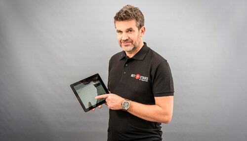 Bien que bénéficiant de l'image du journaliste de Canal Plus, Hervé Mathoux, le site BetStars n'a jamais réussi à convaincre les joueurs de poker de la plateforme de venir également y placer leurs paris sportifs.