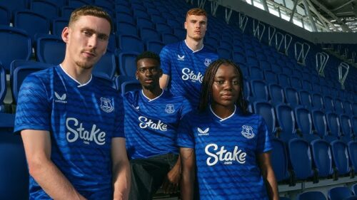 Alors que le site Stake est interdit dans de nombreux pays d'Europe, la marque s'affiche sur les maillots d'Everton et se diffuse à travers les retransmissions de la Premier League qui, elles, n'ont pas de frontières.