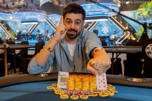 Après avoir raté de peu le bracelet à trois reprises, cette fois, Johan Guilbert aka YoH ViraL peut enfin poser pour la photo, bracelet en main.Crédit photo : Regina Cortina / PokerNews