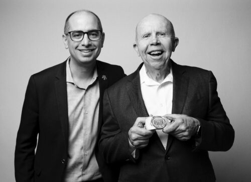 Résumer l'Histoire et l'Héritage en une photo avec Gregory aux côtés de Jack Binion. Agé de 89 ans, le fils du fondateur des WSOP reste l'un des garants de l'histoire des WSOP.