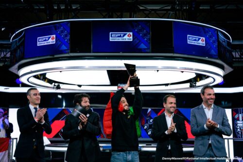 Julien Liarte et Brian Benhamou se retrouvent côte à côte au moment de célébrer la victoire de Jorge Abreu. Le regard déjà tourné vers l'EPT Paris 2027 ?