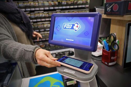 Depuis quelques années, il est possible de venir faire valider ses paris en point de vente en les préparant sur un smartphone. Ces derniers pourraient également permettre aux buralistes de vérifier la capacité des joueurs à parier.