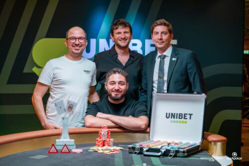 Luca Bernardi, un gain tout heureux de l'Unibet Open Parisn entouré de Frédéric Rodriguez, Alexandre Henry et de Mickael Lesage, Directeur d'Exploitation Texapoker.