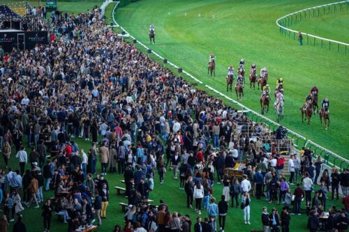 Les Jeuxdi by ParisLongchamp sont un succès en terme de fréquentation pour l'hippodrome de l'Ouest parisien mais à y bien regarder la photo, combien de personnes s'intéressent à la course qui passe devant eux ?