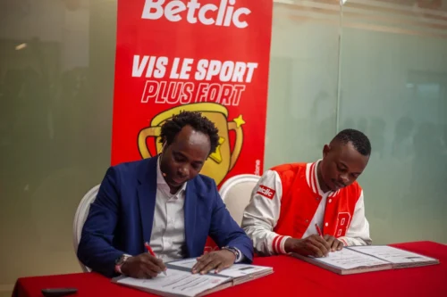 Pour acter le lancement de Betclic au Cameroun, Yannick Tientcheu, responsable Betclic sur le continent, était accompagné d'Ulrich Takam, humoriste, comédien et désormais ambassadeur de la marque dans le pays.