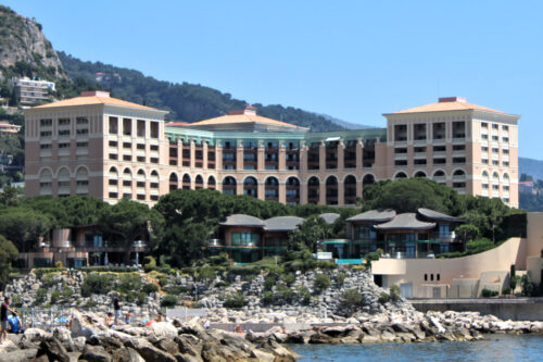 À coté des deux casinos de la Principauté, les revenus immobiliers restent les principaux contributeurs au chiffre d'affaires de la SBM notamment le Monte-Carlo Bay qui accueille chaque année l'étape monégasque de l'EPT.