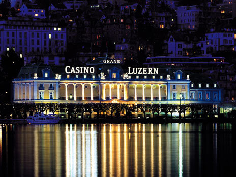Situé sur les bords du Lac des Quatre-Cantons, le Grand Casino de Luzern est avant tout le leader du casino en ligne en Suisse. Le PBJ du Online y est presque 4 fois supérieur à celui du physique.